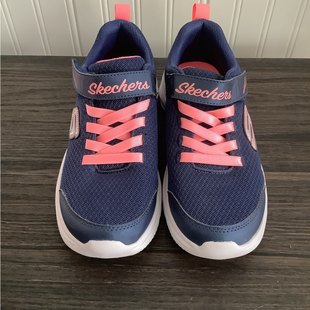 Sketchers Girls Sneakers size 3 1/2